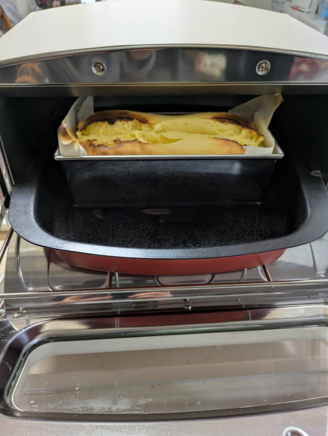 アラジントースターでパンを焼く様子