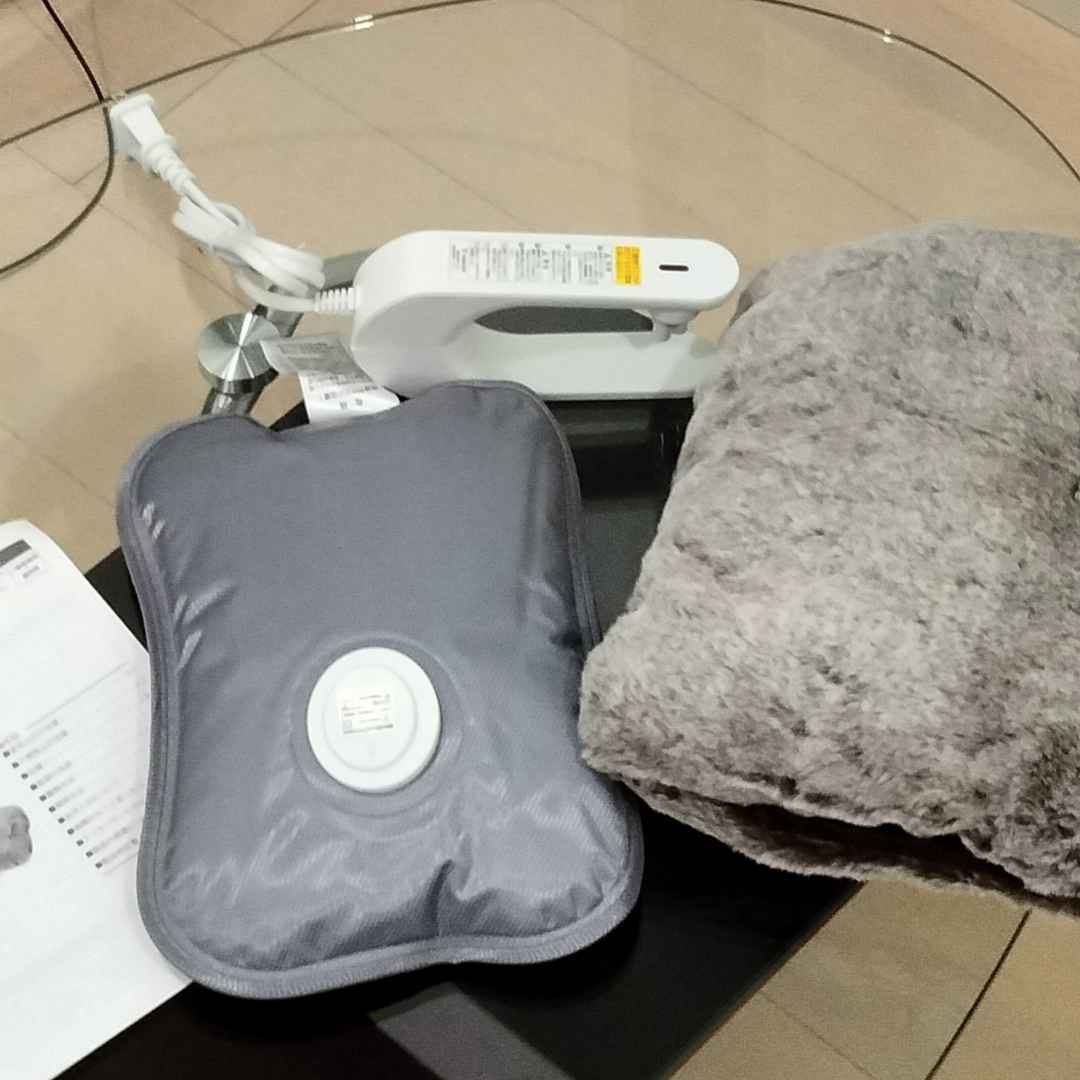 テーブルに置いた山善の湯たんぽ