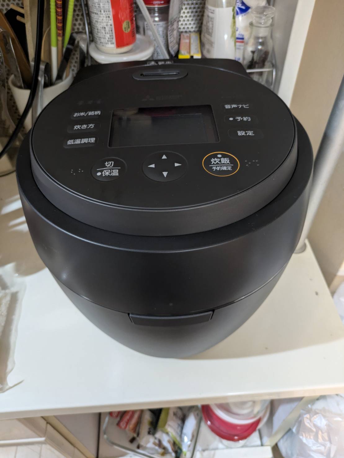 三菱電機の高級炊飯器「本炭釜 紬 NJ-BW10F」の本体外観。
