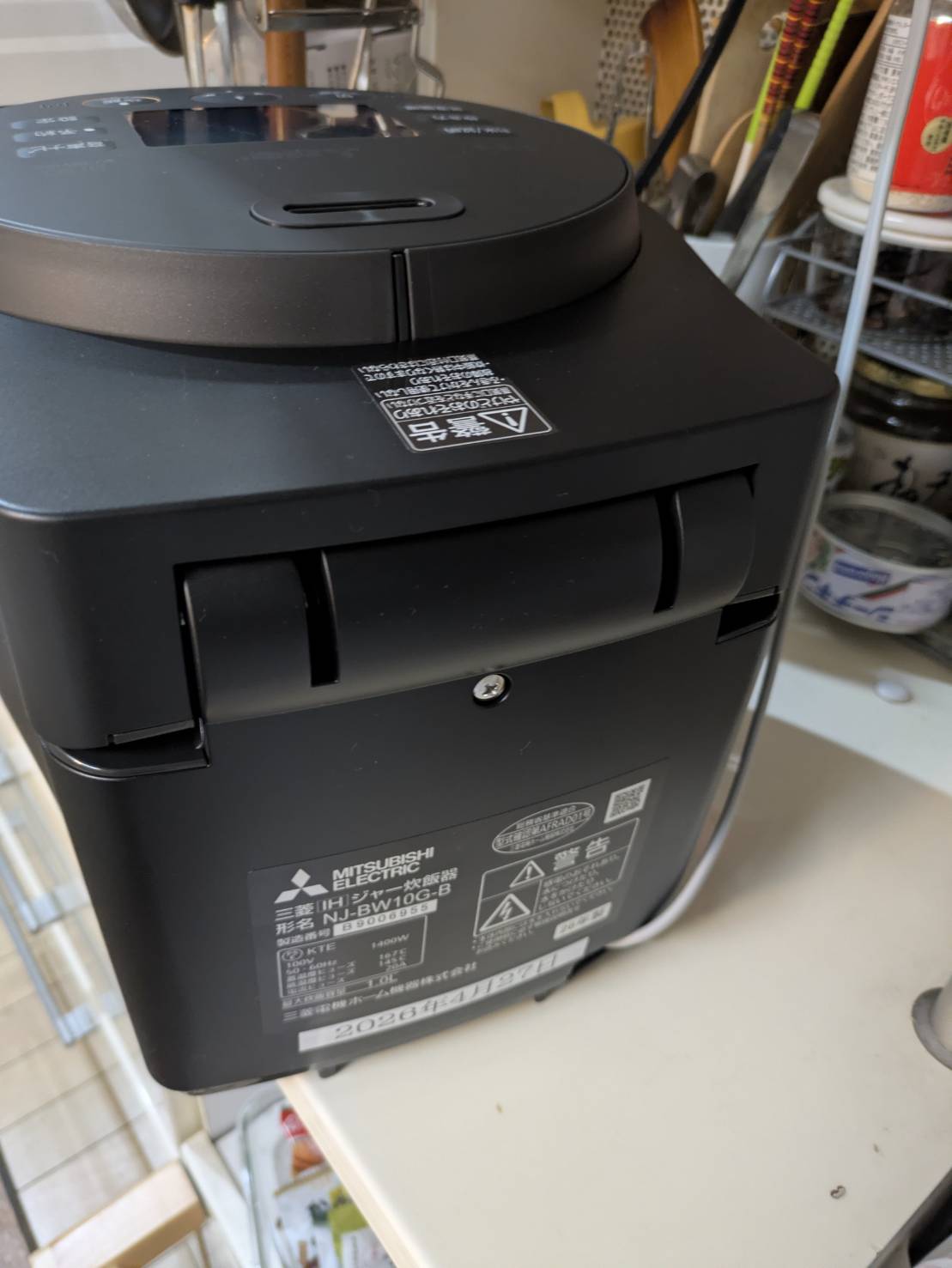 三菱電機 炊飯器「本炭釜 紬 NJ-BW10F」の本体背面。定格表示ラベルの様子。