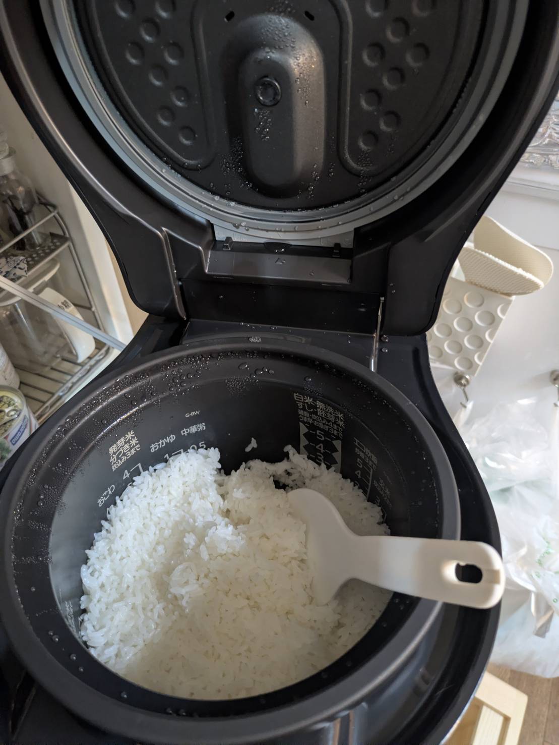 三菱電機 炊飯器「本炭釜 紬 NJ-BW10F」炊飯完了の様子。