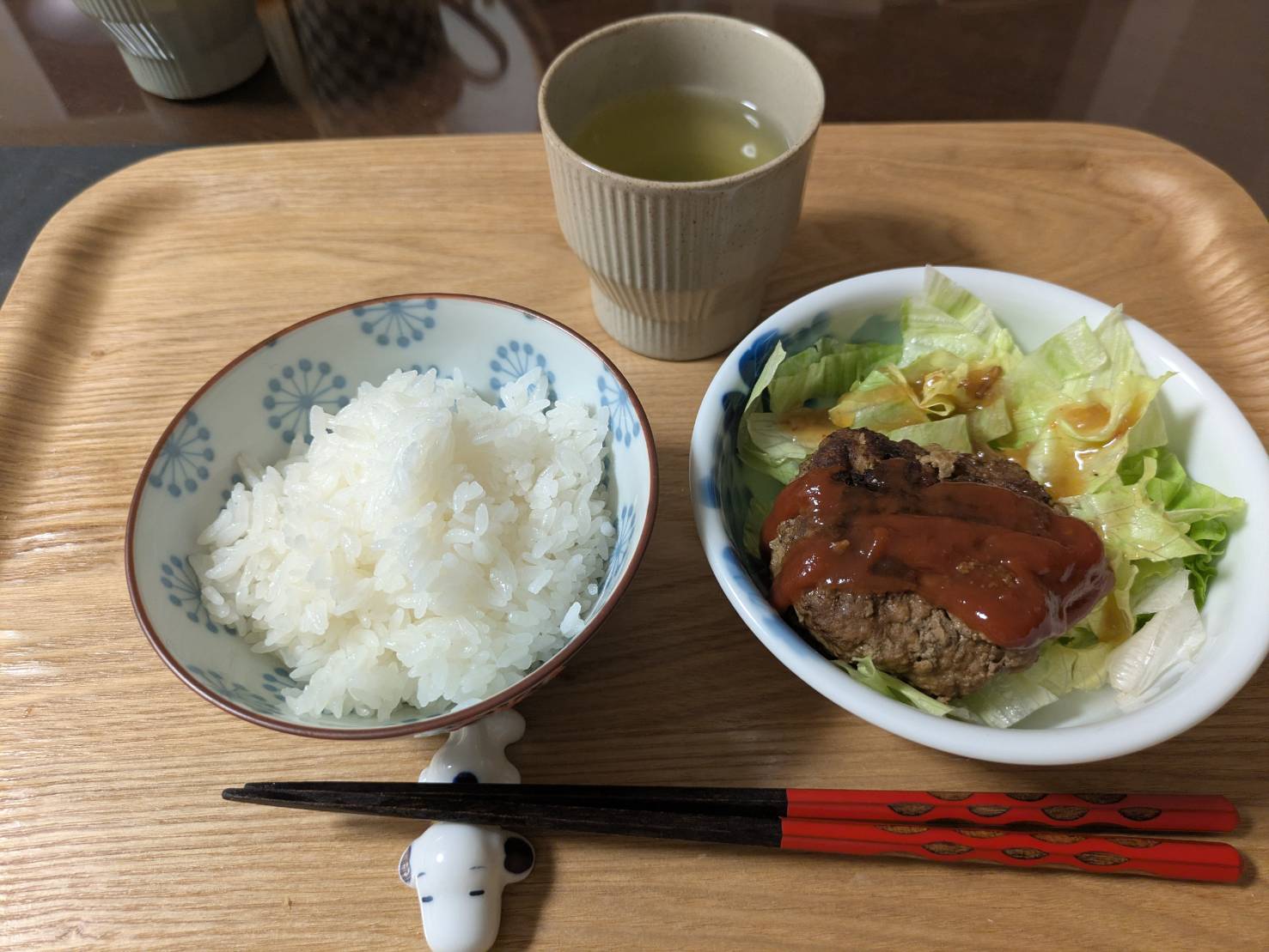 三菱電機 炊飯器「本炭釜 紬 NJ-BW10F」の炊飯が完了しお茶碗にお米を入れ、夕食のおかずとならべてる様子。