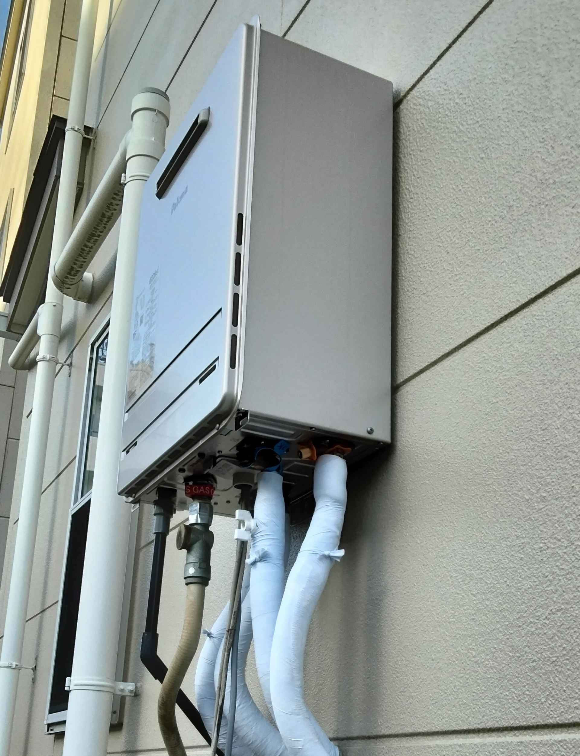 パロマのエコジョーズ給湯器FH-E2421の側面と仕様が記載された銘板シール